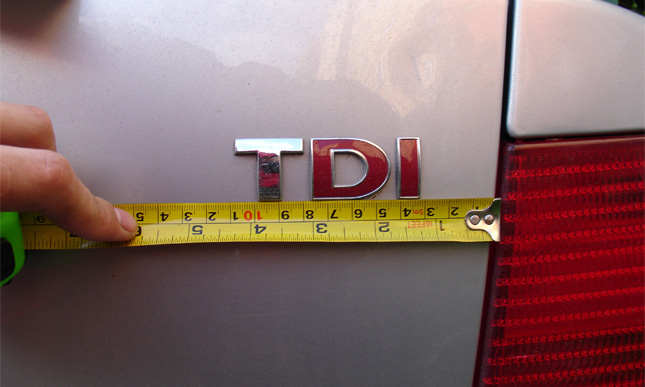 Значок TDI на крышке багажника авто