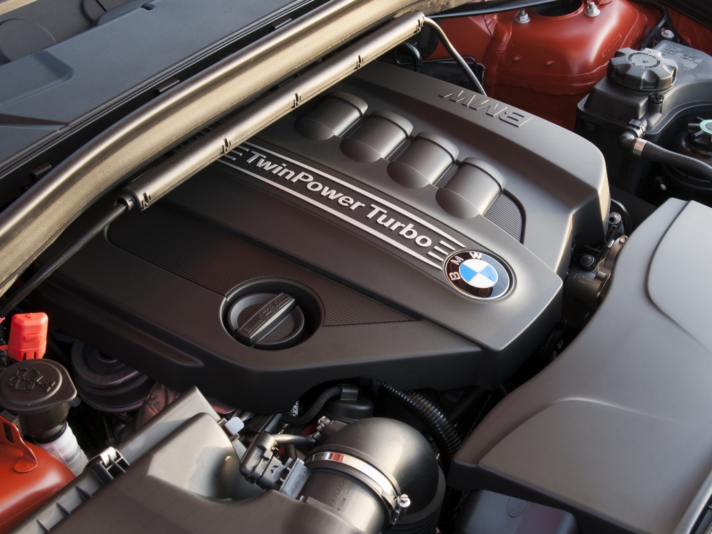 Фото двигателя BMW X1 внедорожник 5 дв.